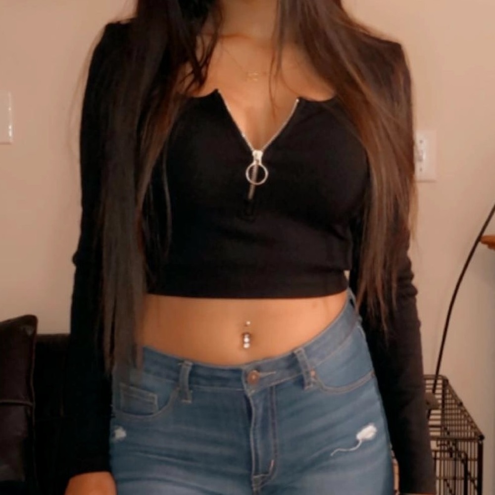 Black long sleeved crop top